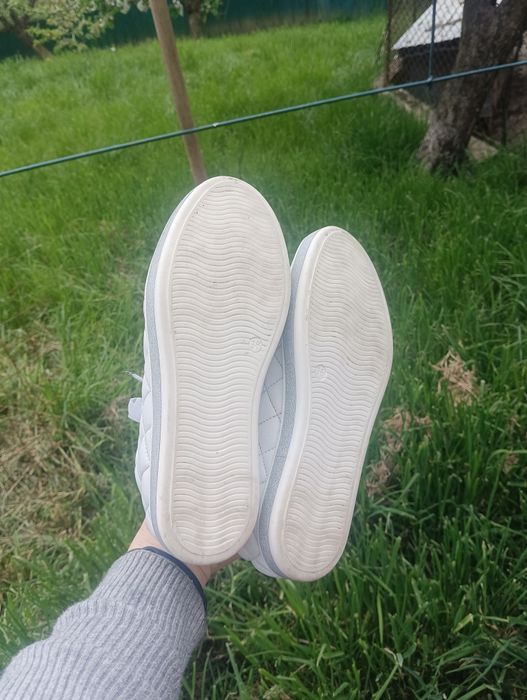 Продам білі шкіряні кросівки кеди