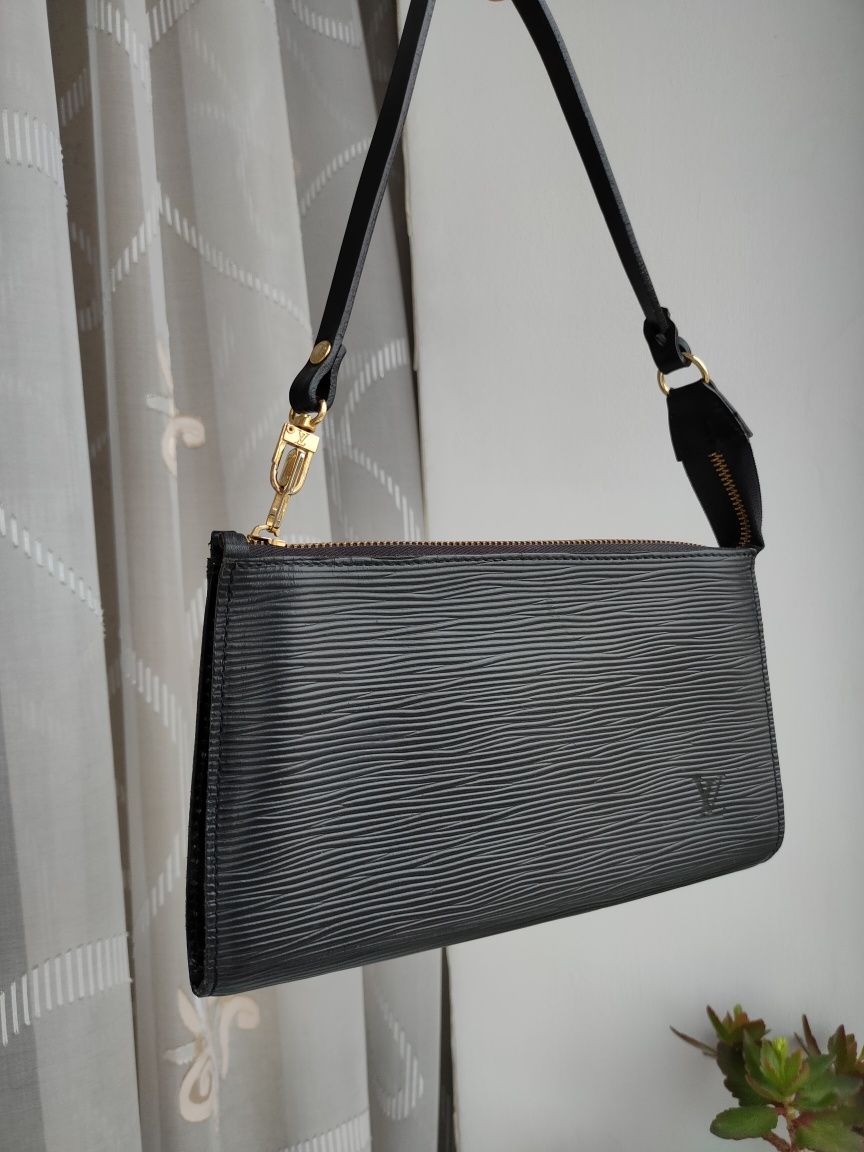 Сумка Louis Vuitton Black Epi Leather Pochette шкіряна сумочка LV

Ори