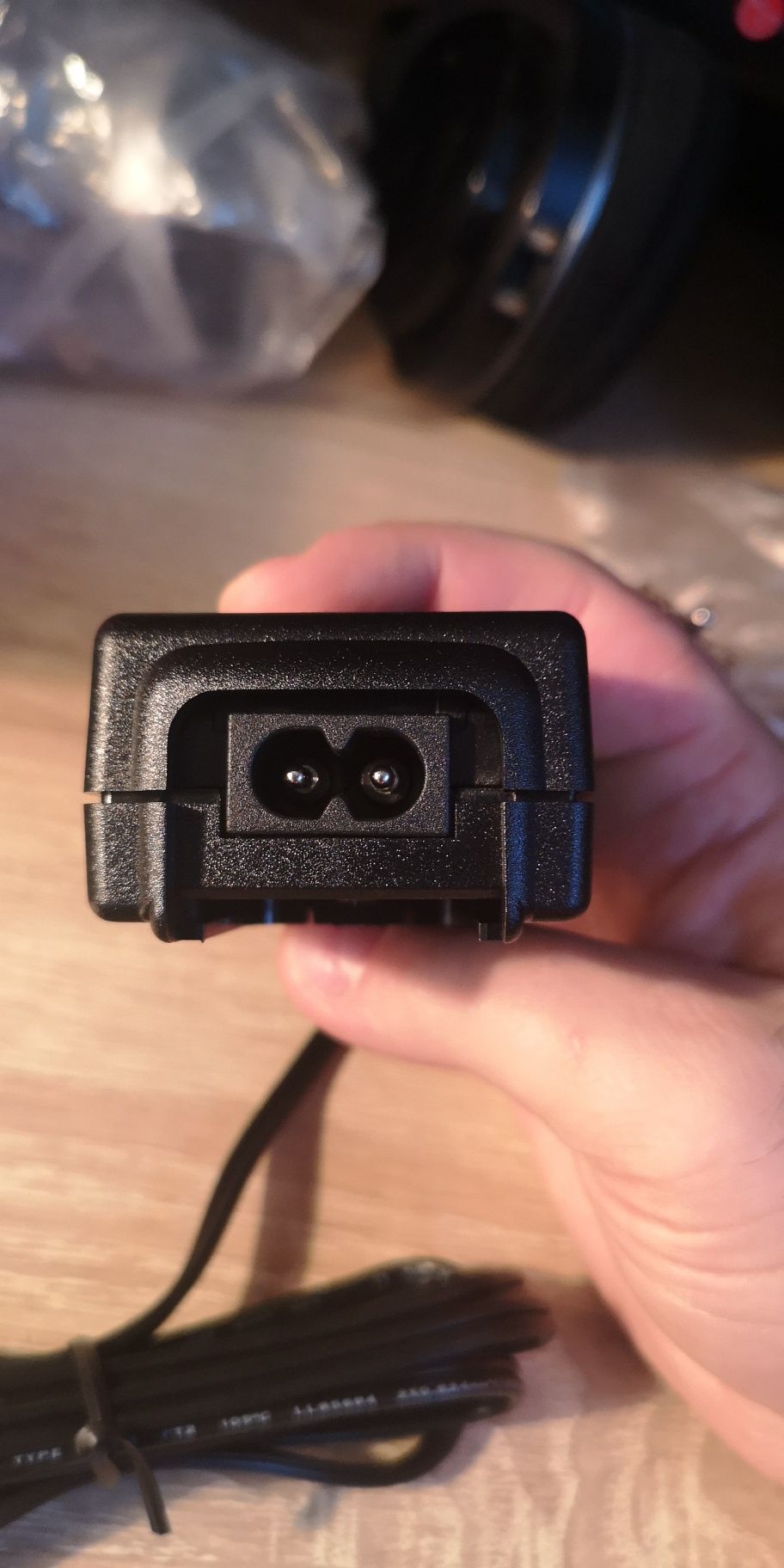 Блок питания 12V 2A высокого качества.