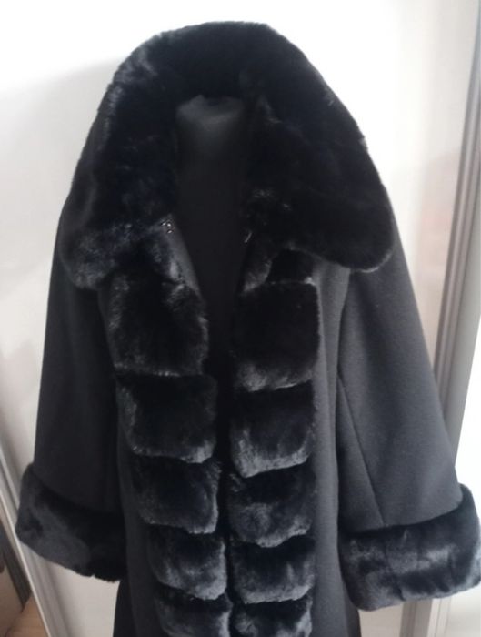 Czarny płaszcz z futerkiem. River Island. Glamour. Slavic. Vintage.