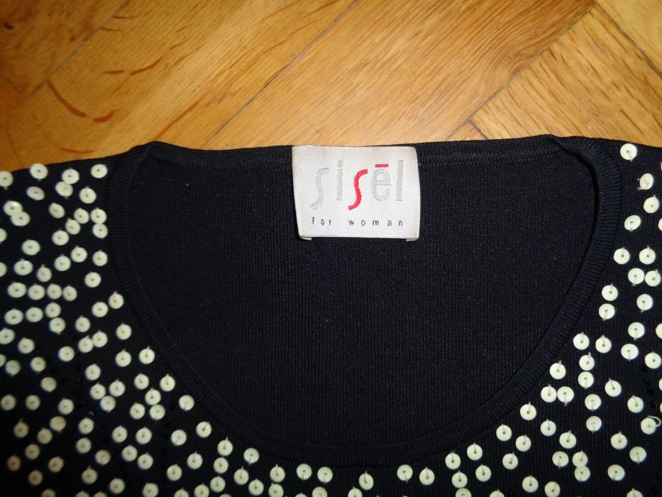 Sweterek czarny, zdobiony jasnymi cekinami i kryształkami - L