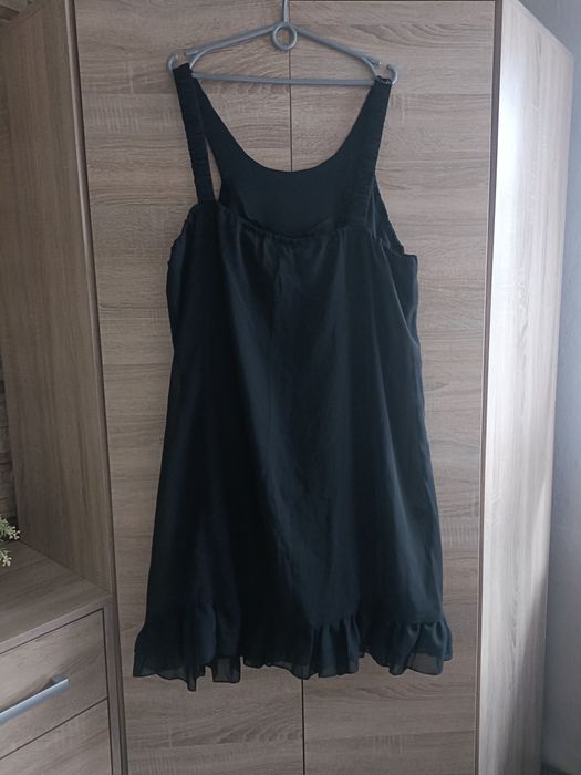Czarna sukienka z ozdobnym dekoltem plus size