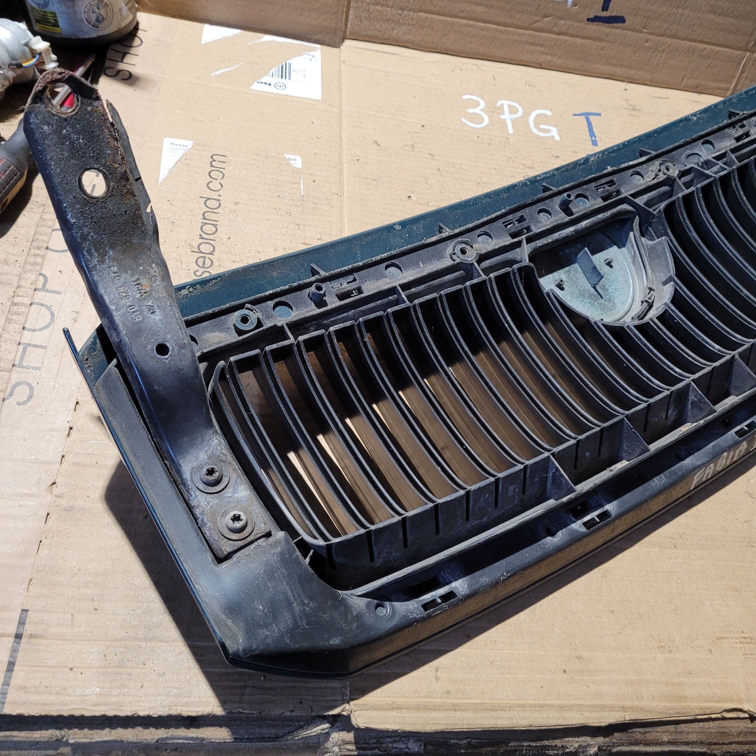 Grill atrapa skoda Fabia I 2003r kod lakieru 5550