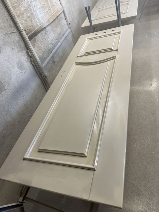 Перефарбування дверей, шліфування та заміна фурнітури.