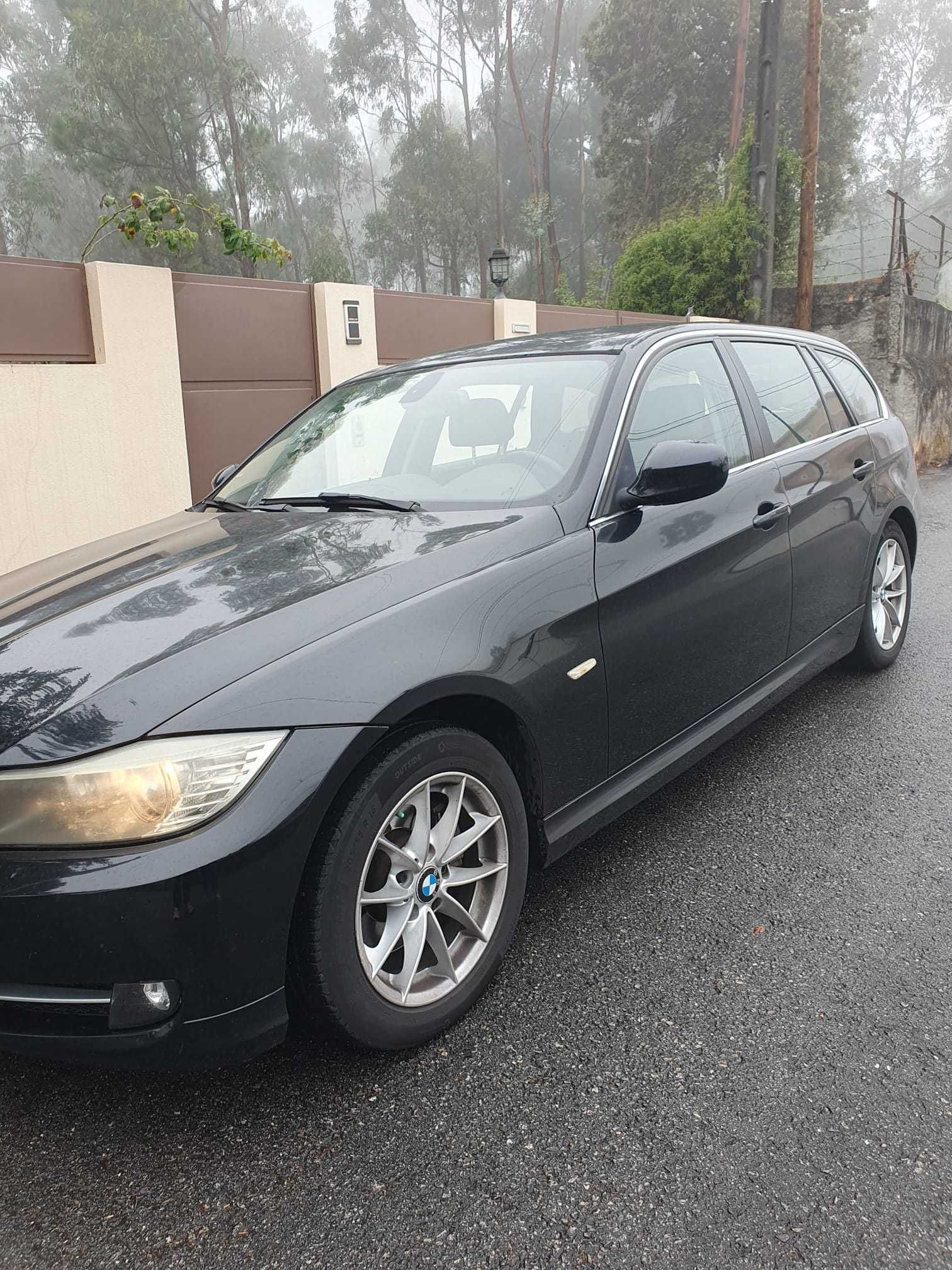BMW 318 d Touring Auto Preto (Março 2011)