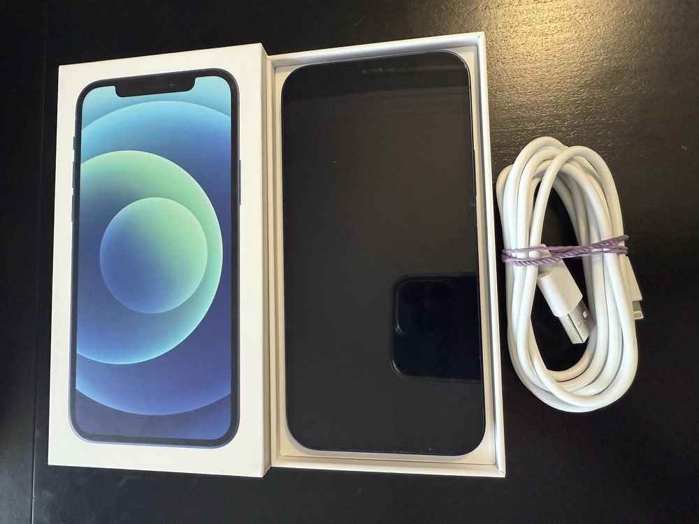 iPhone 12 w kolorze granatowym