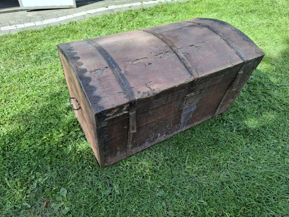 Zabytkowy kufer z okuciami