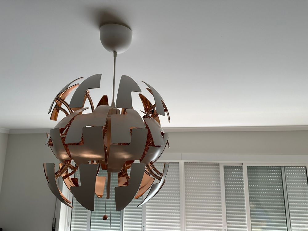 Candeeiro IKEA branco e dourado