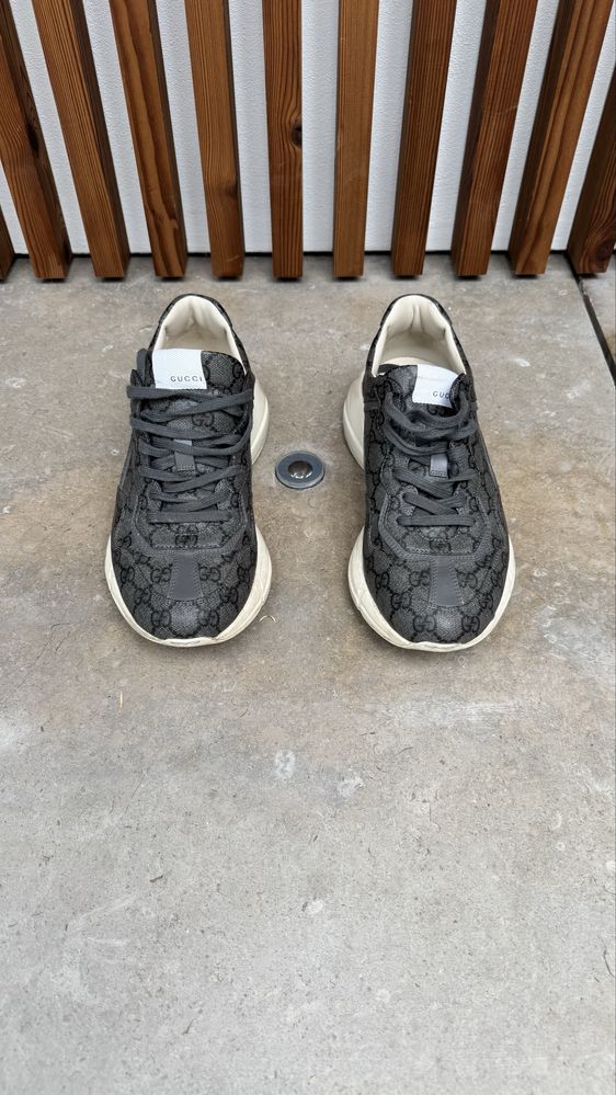 Sapatilhas Gucci Rhyton Sneaker em GG Supreme preto/cinza