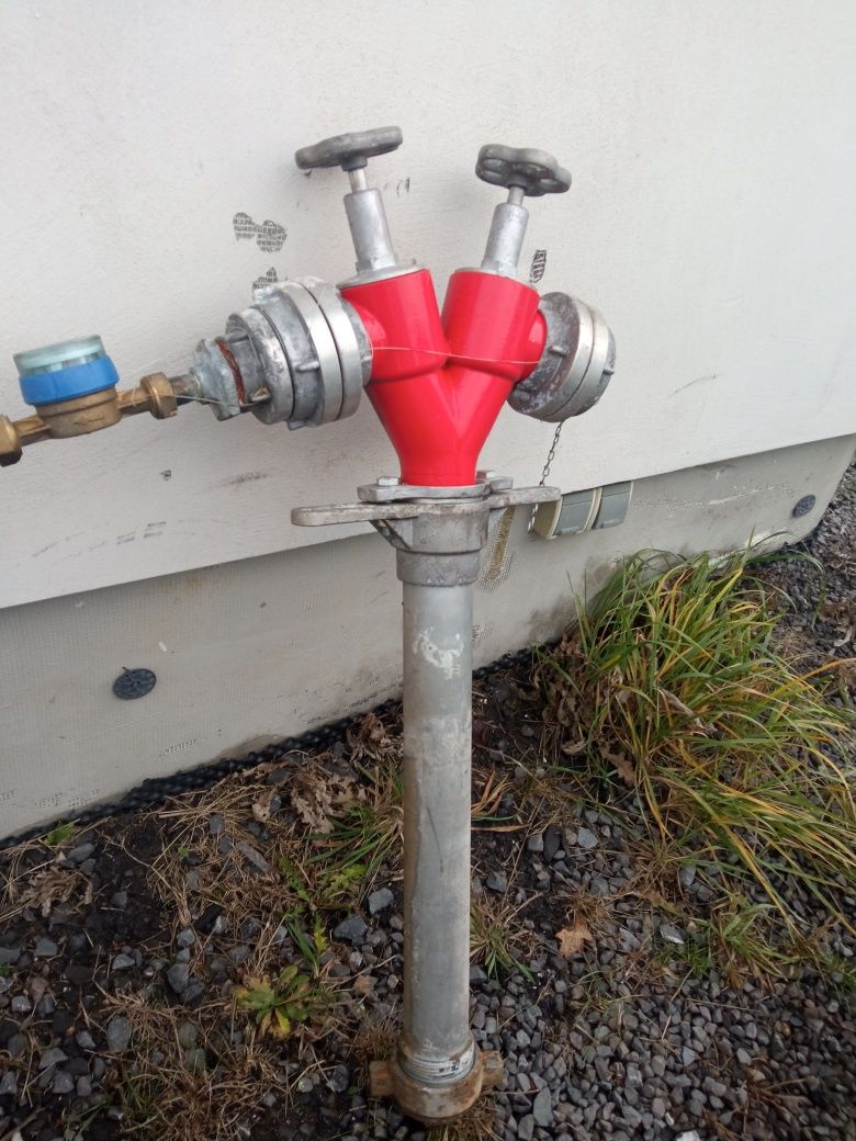 Hydrant nadziemny z wodomierzem.