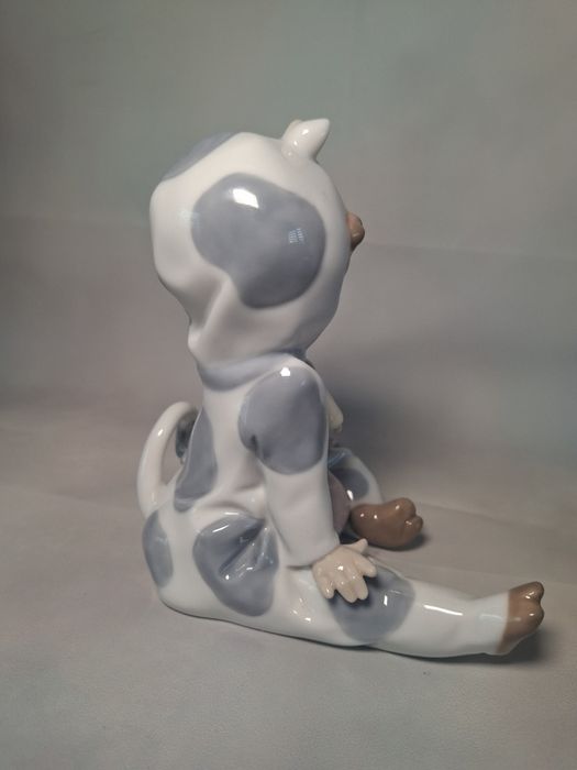 Porcelanowa figurka NAO chłopczyk w piżamie