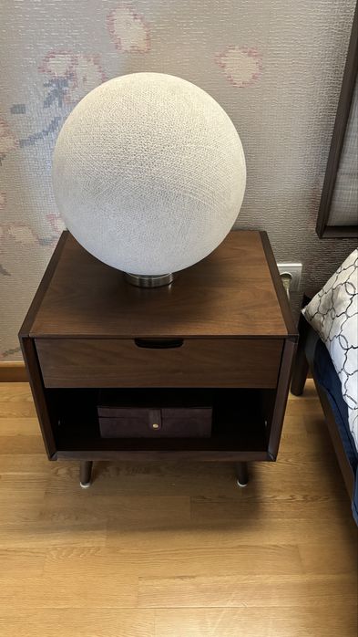 Cama de casal + colchão + mesa de cabeceira e comoda