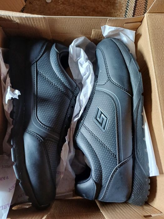 Продам кросівки   ( нові) 37 р.