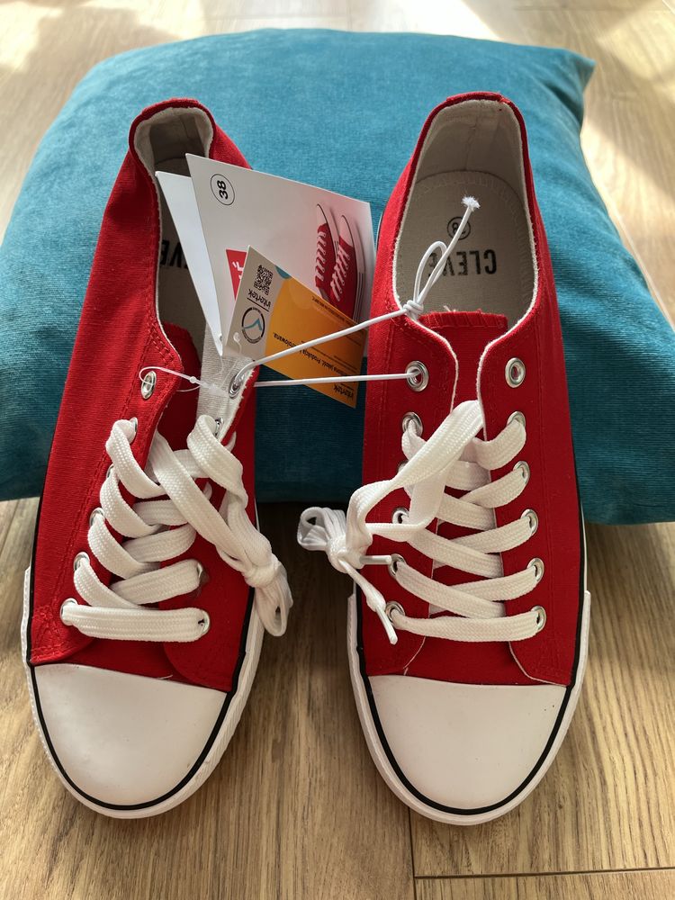 Nowe czerwone trampki