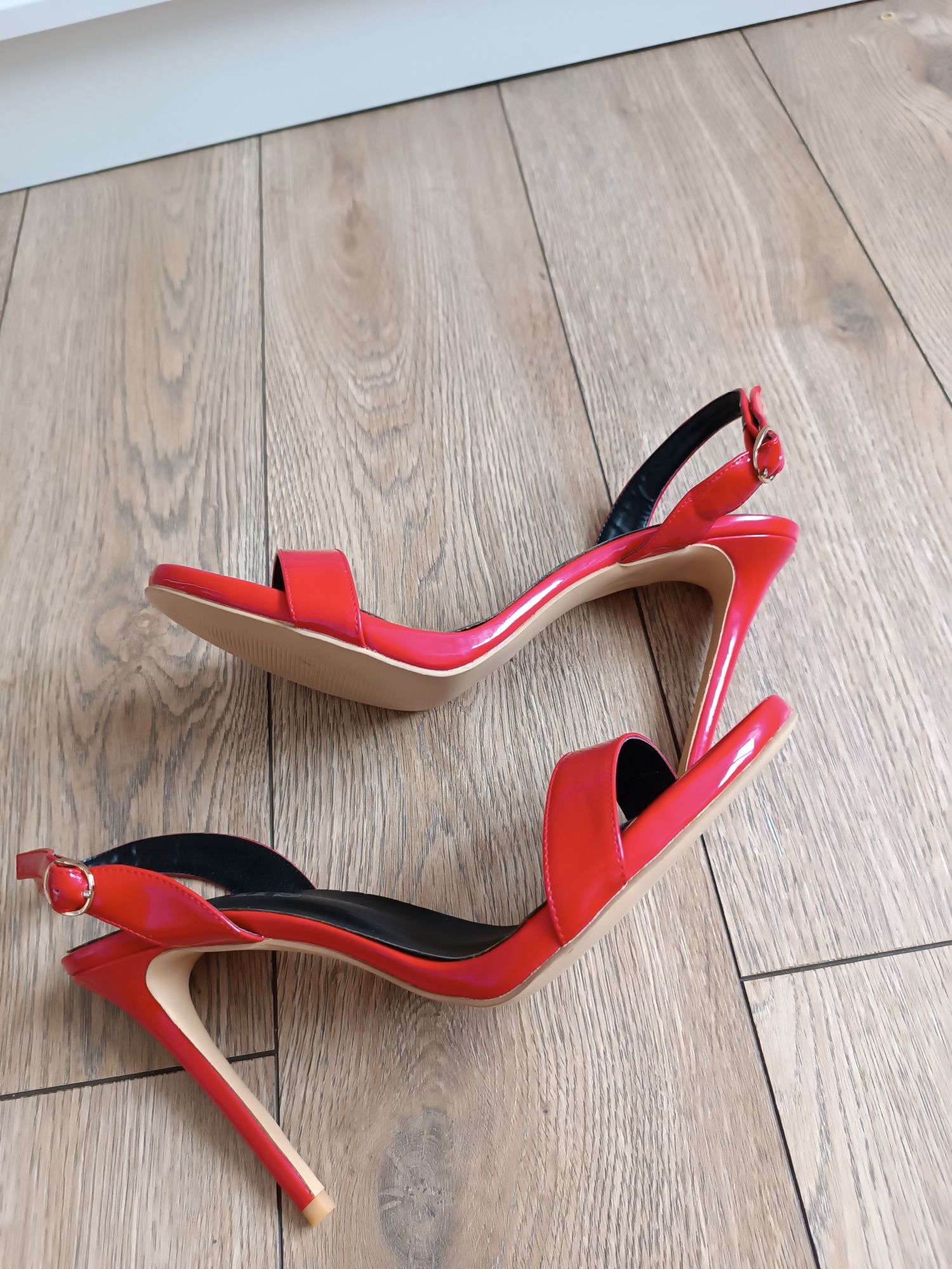 Czerwone sandały na szpilce rozmiar 45