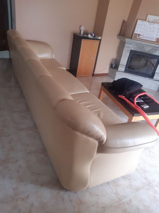 Sofá em pele cor creme com 2,95m