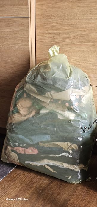 Duży worek ubrań damskich