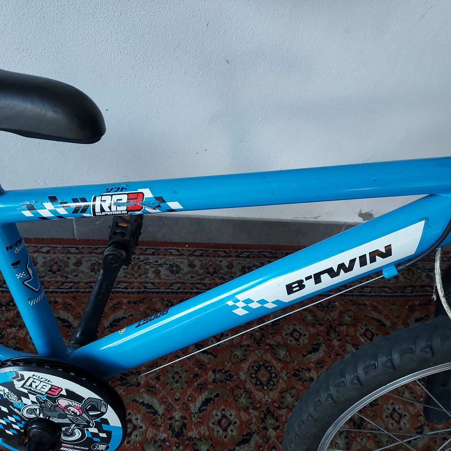 Bicicleta azul de marca B-Twin