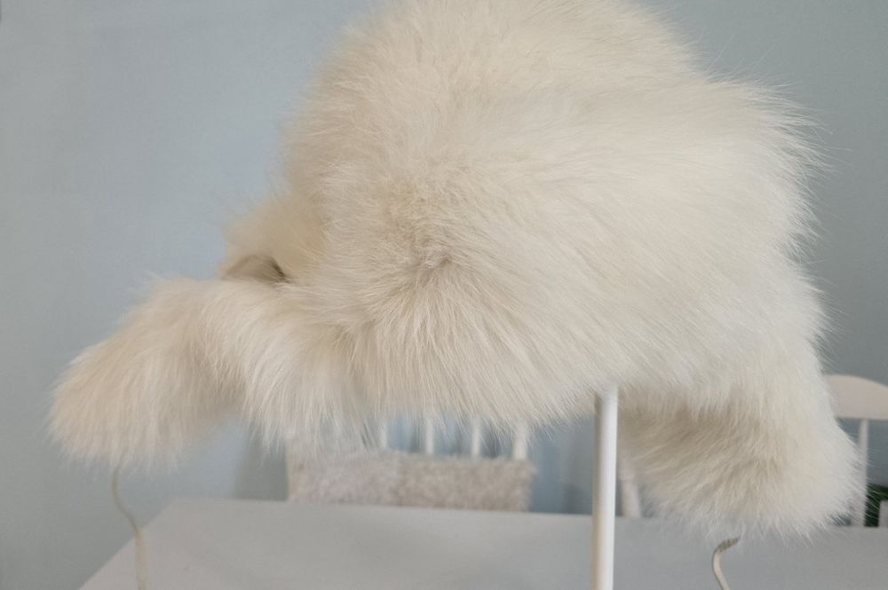 Biała czapka z prawdziwego futra