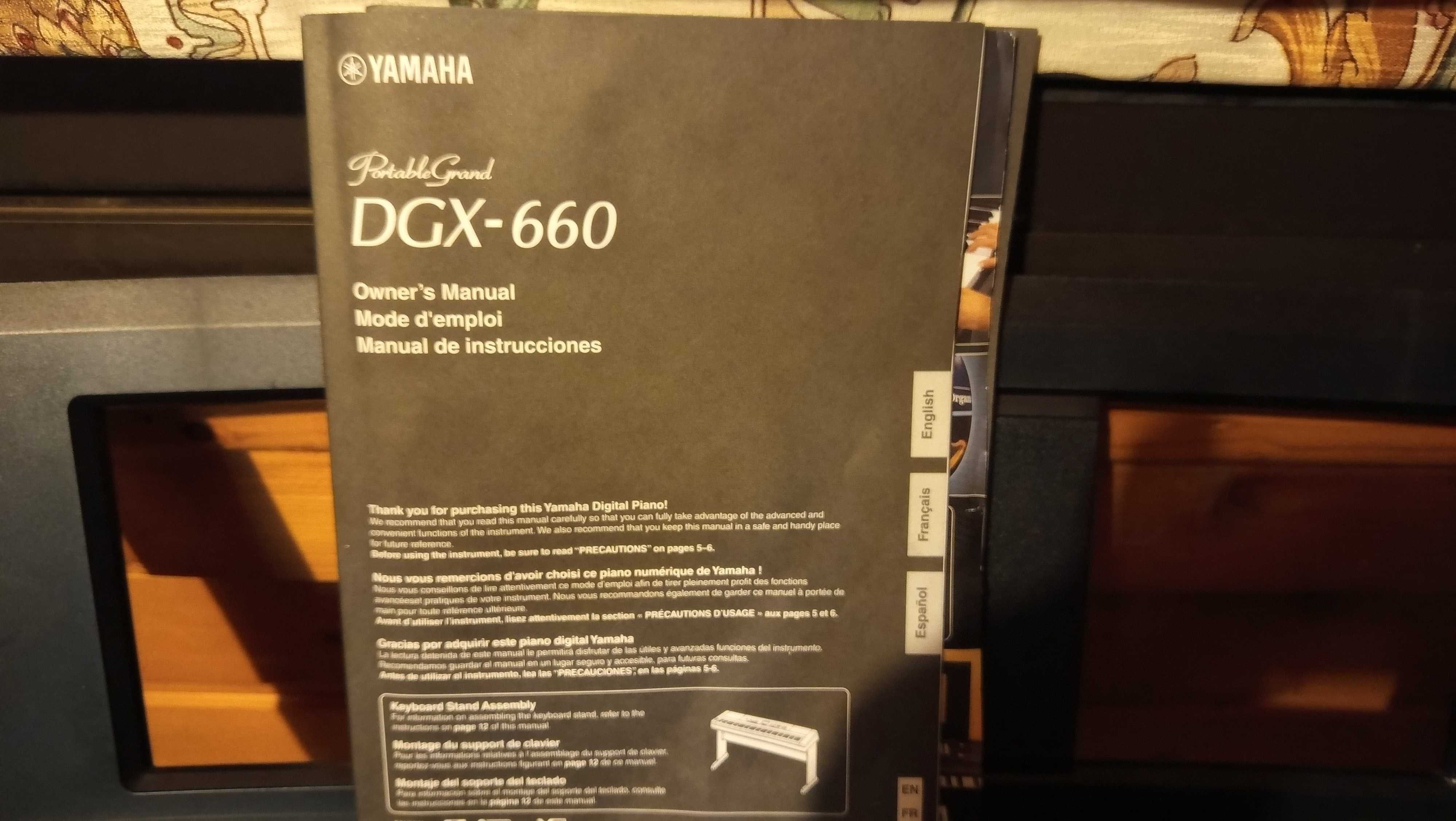 Piano . Yamaha  DGX 660