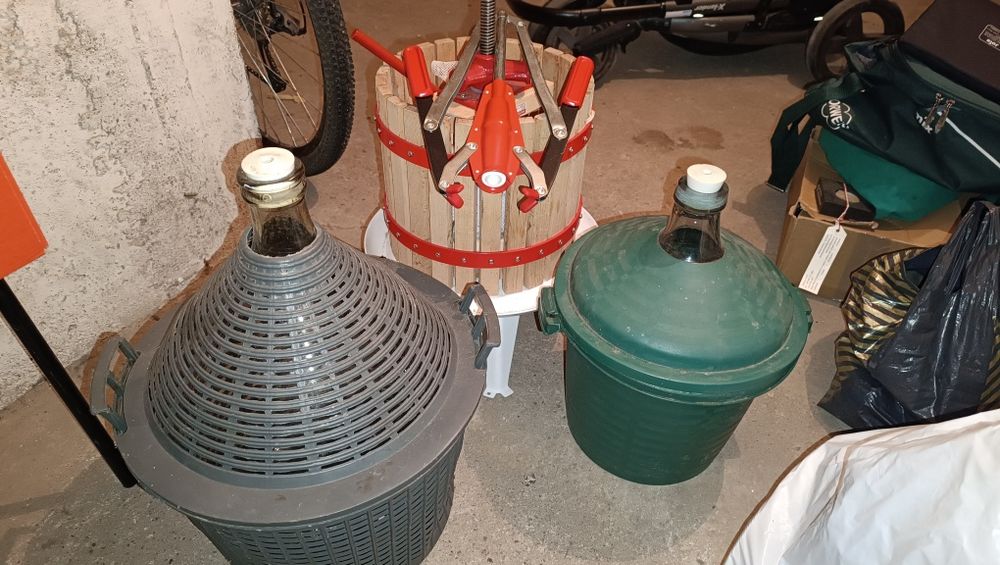 Prasa do wyciskania owoców, winogron + dwie butle na wino