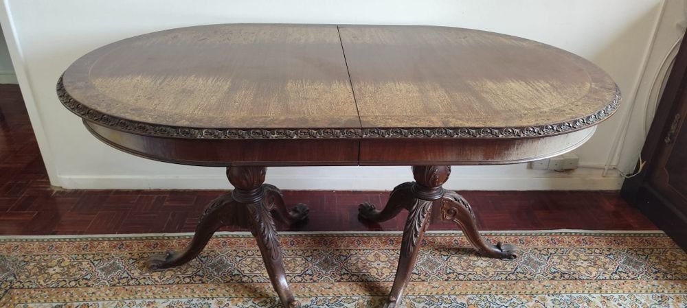 Armário e mesa de jantar estilo clássico