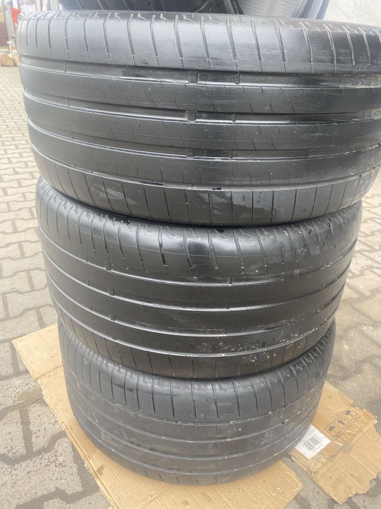 Резина Різно Широка R20 bridgestone 2023 року