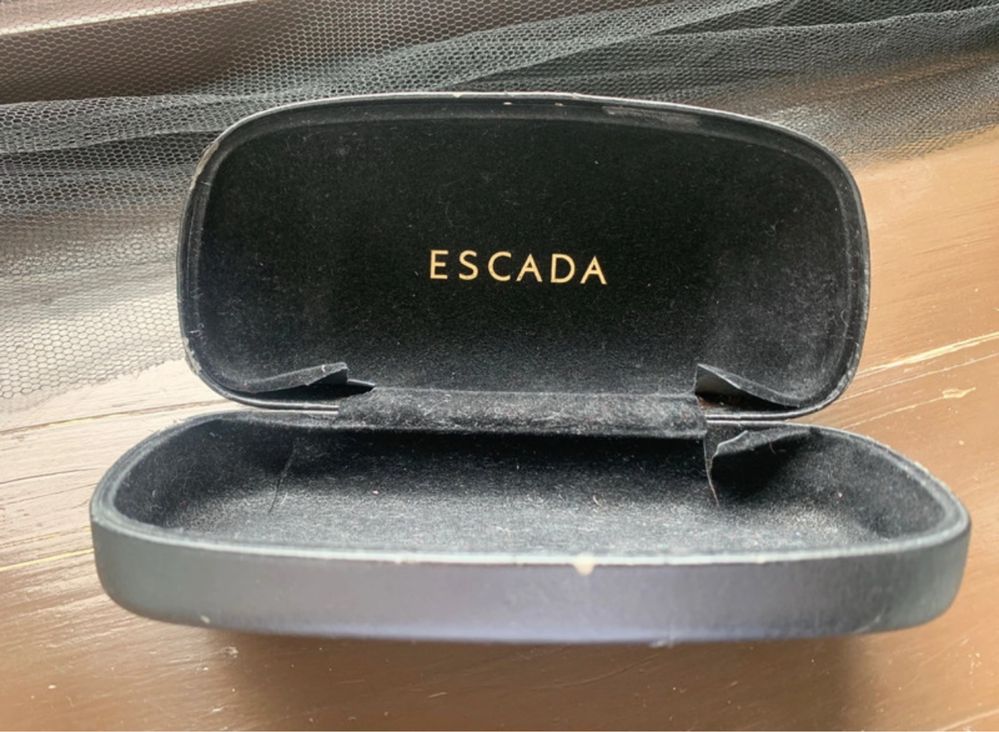 Skórzane etui na okulary Escada