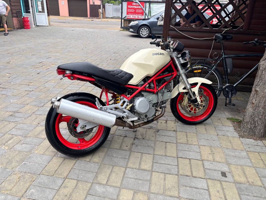 Ducati monster 748