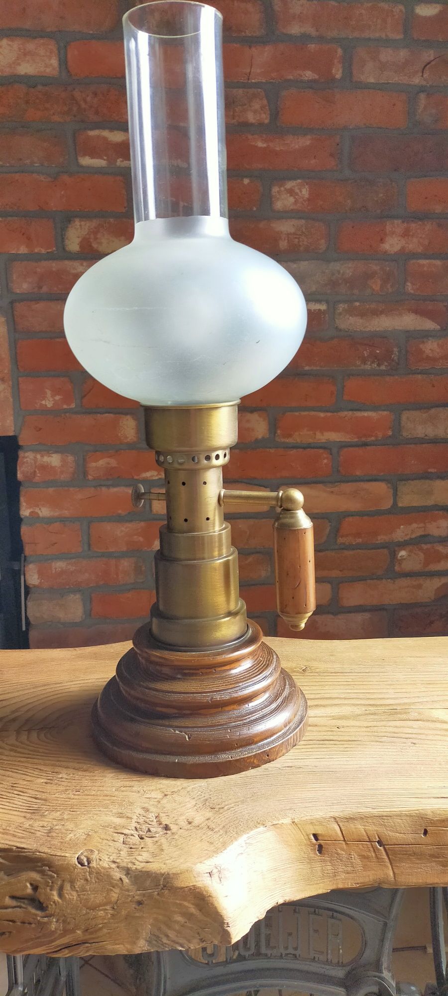 Lampa stołowa okrętowa