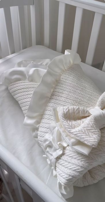 Конверт на виписку, плед з рюшою і зʼємною ковдрою