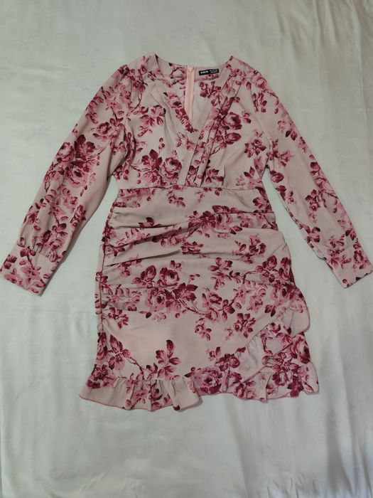 Vestido beje com flores rosa