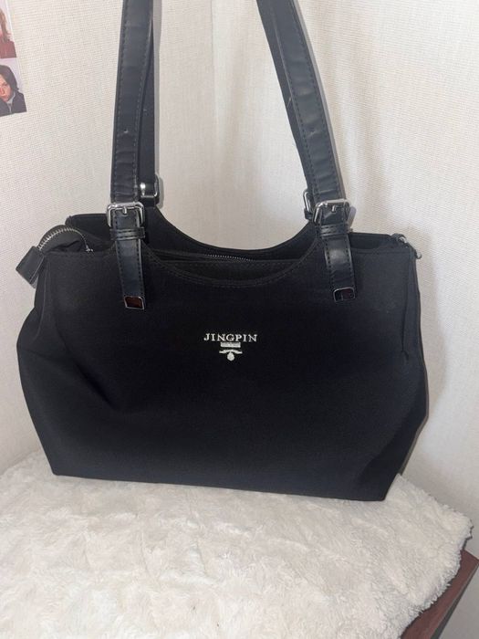 Велика чорна містка сумка