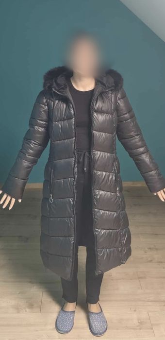 Długa czarna kurtka puchowa