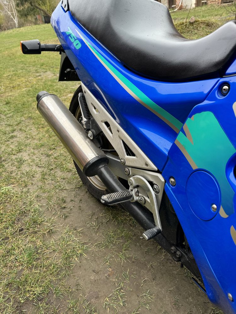 Suzuki Gsx 750F do regulacji sprowadzony