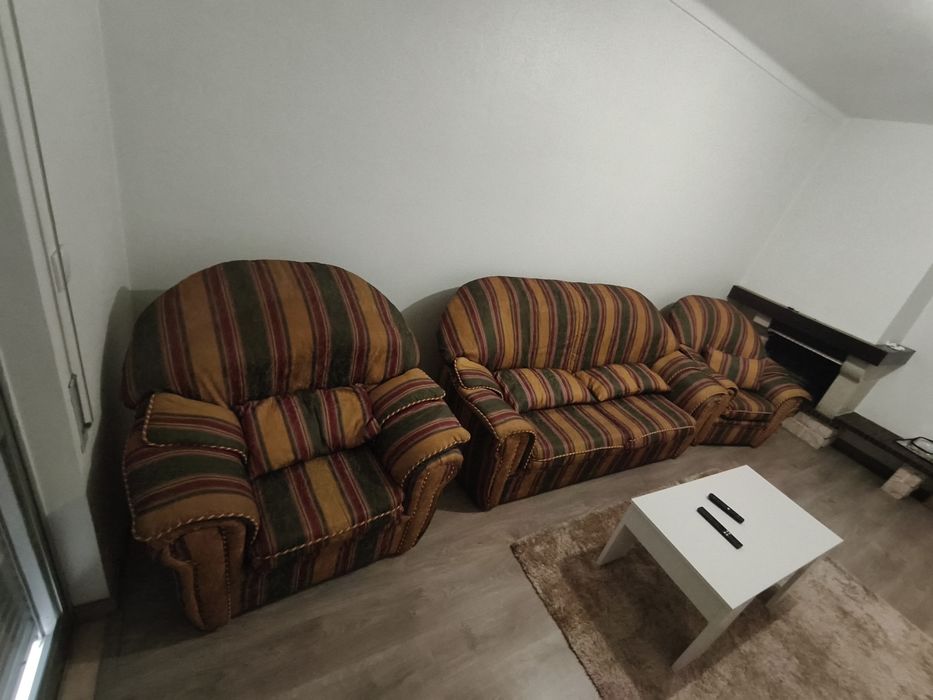 Conjunto de Sofás 2+1+1 – Bom Estado