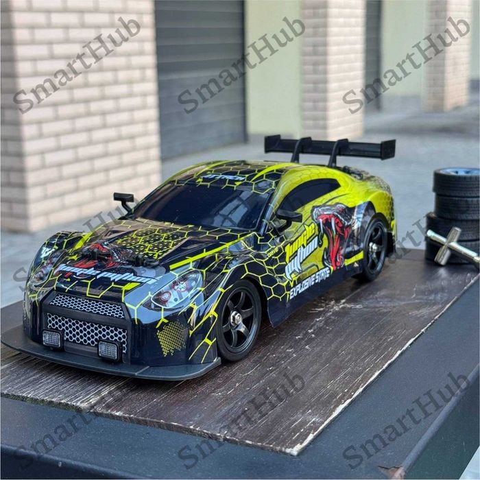 Дрифт машинка с дымом Nissan GTR Snake на радиоуправлении желтая Нисан