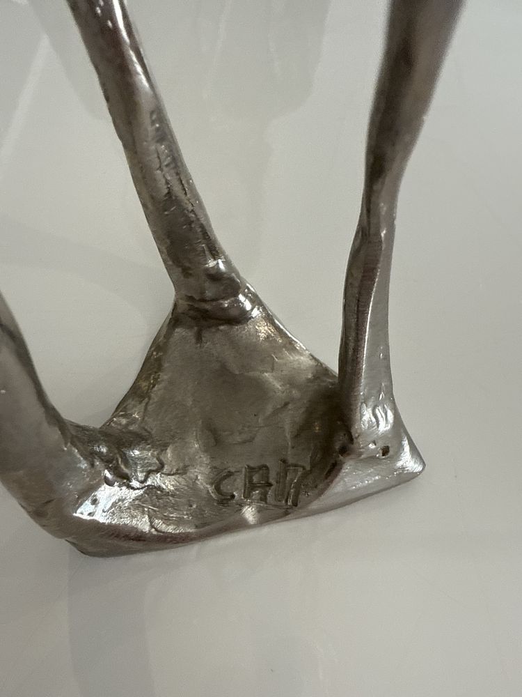 Estatueta em metal assinada pelo autor