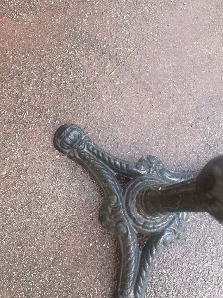 Żeliwna noga di stolika