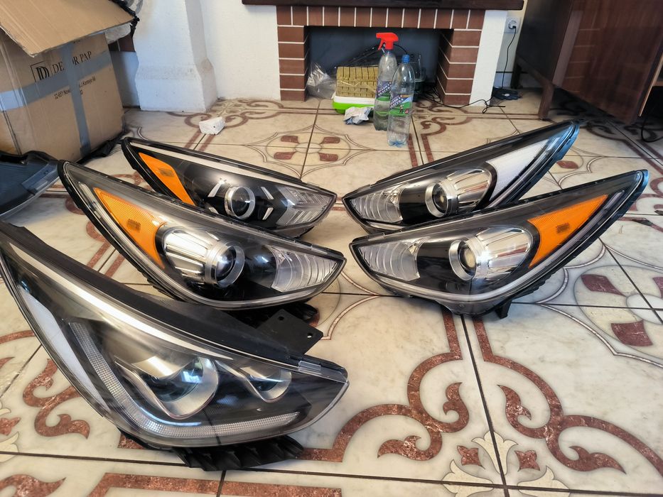 Права та ліва фари на Kia Niro в наявності