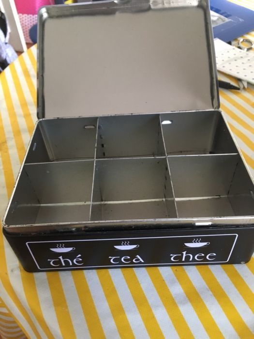 Caixa de metal pintado para chá da loja Pórtico