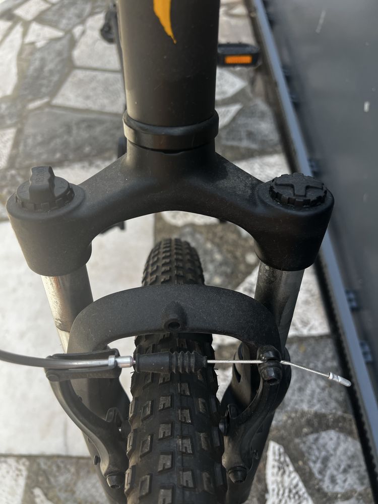 Bicicleta de crianca/adolescente da marca Specialized.