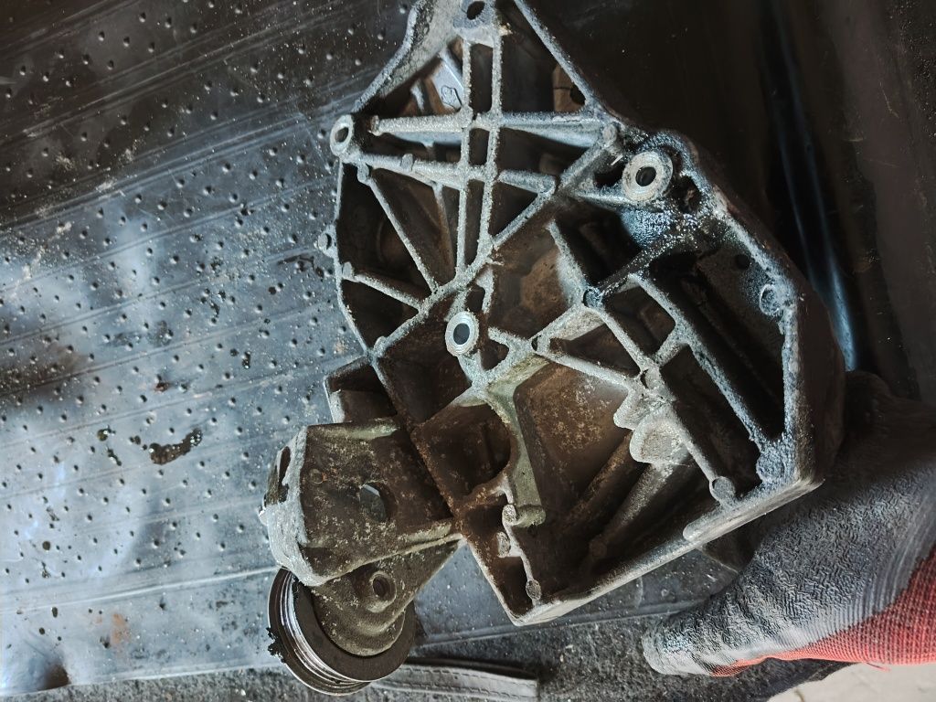 Łapa mocowanie alternatora sprężarki volkswagen passat B5 audi A4 b5