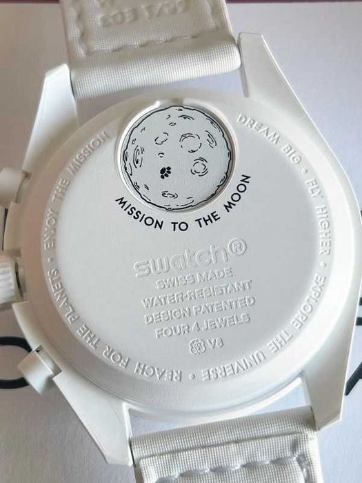 Swat-ch x Ome-ga Bioceramic MoonswatchMissionToMoonphaseSnoopySO33W700