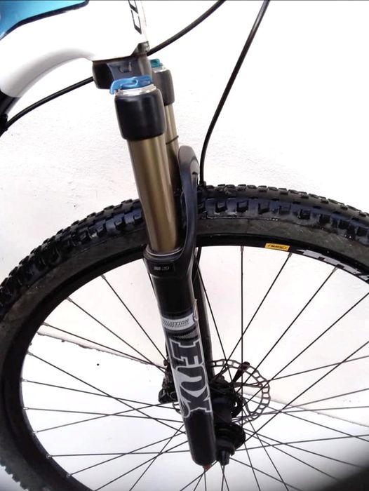 JF-Bikes Bicicletas Coluer Sodium L carbono 12v Fox.