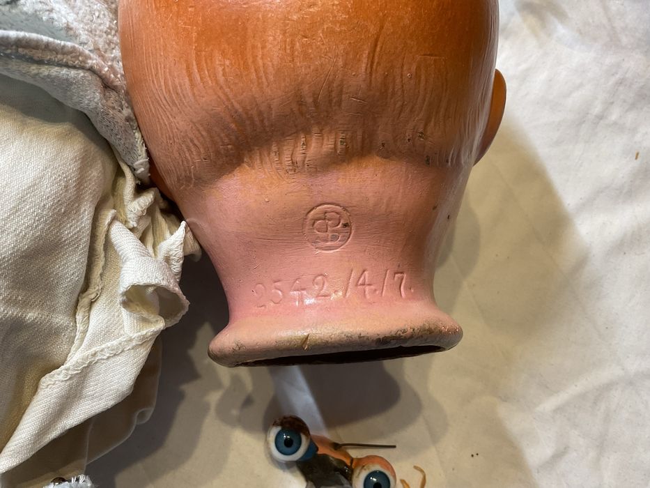 Antiga boneca com a cabeca em papier machê para restauro