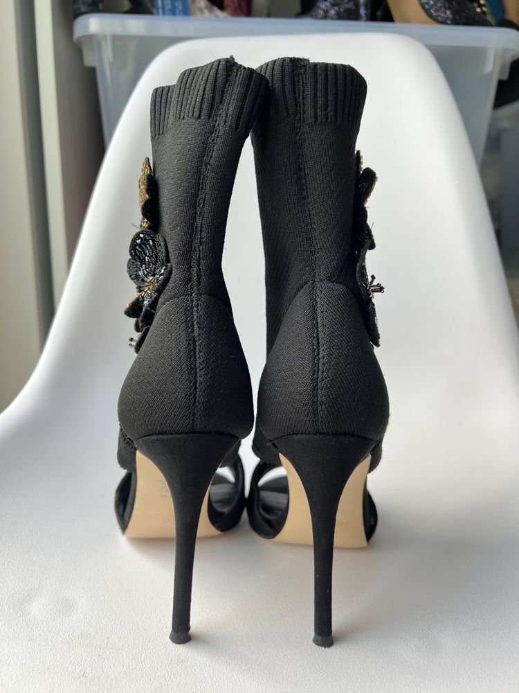 Saltos altos Zara com missangas e lantejoulas