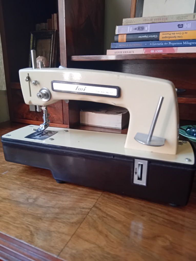 Máquina de costura vintage AMI