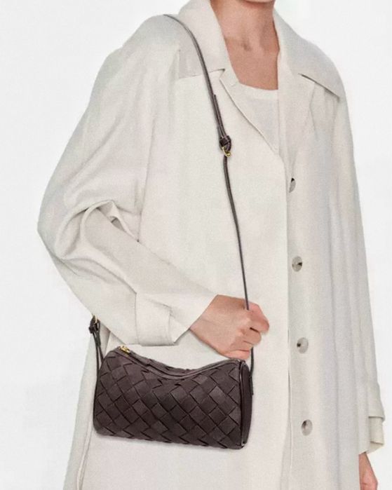 Жіноча сумка крос-боді з плетеної екозамші в шоколадному кольорі