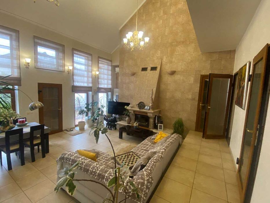 Просторий будинок 434 м² з басейном в Аркадійський провулок